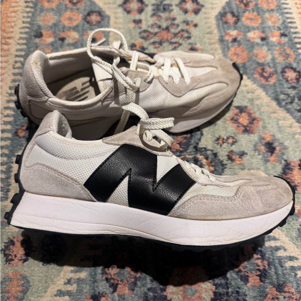 New Balance 327 White and Black Athletic Shoes men’s 6.5 women’s 8.5